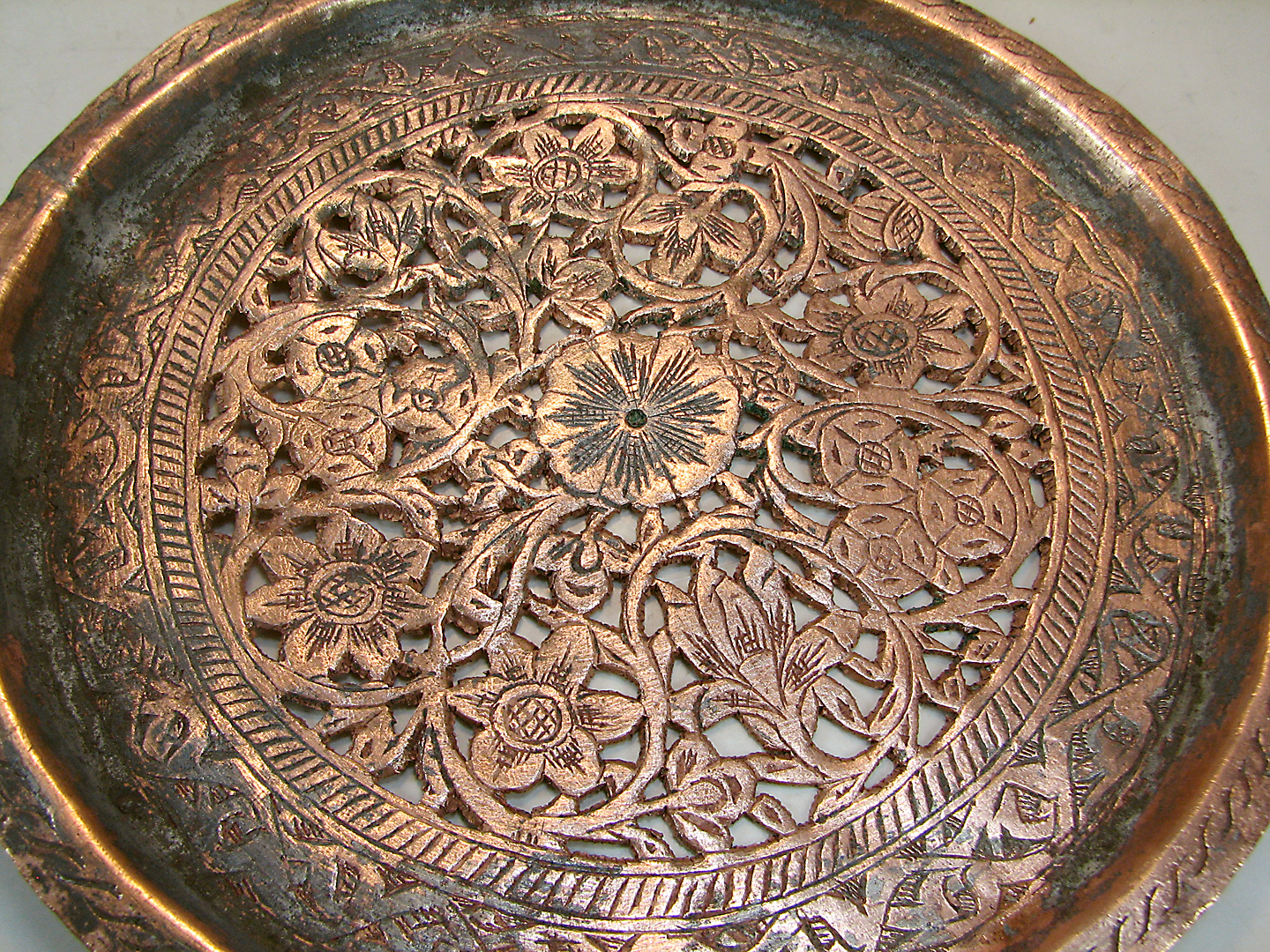 سلفچه یا کفه آفتابه لگن مسی مشبک کاری